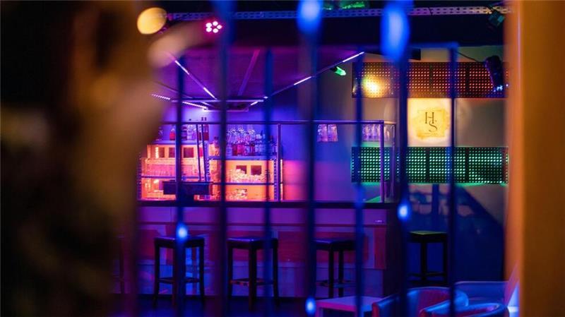 Ob in knappen Dessous oder in schicker Abendgarderobe: An der Bar bekommen die Besucher verschiedenste Getränke.