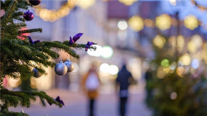 Feiertage allein? Wie Sie Weihnachten zu Ihrem Fest machen Ob jemand allein ist oder sich einsam fühlt, gerade in der Weihnachtszeit, ist nicht das gleiche.