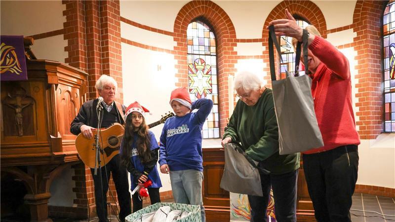 Ob jung oder alt - mit den Liedern von Rolf Zuckowski kann die Achtsamkeit auf der Straße geschärft werden.
