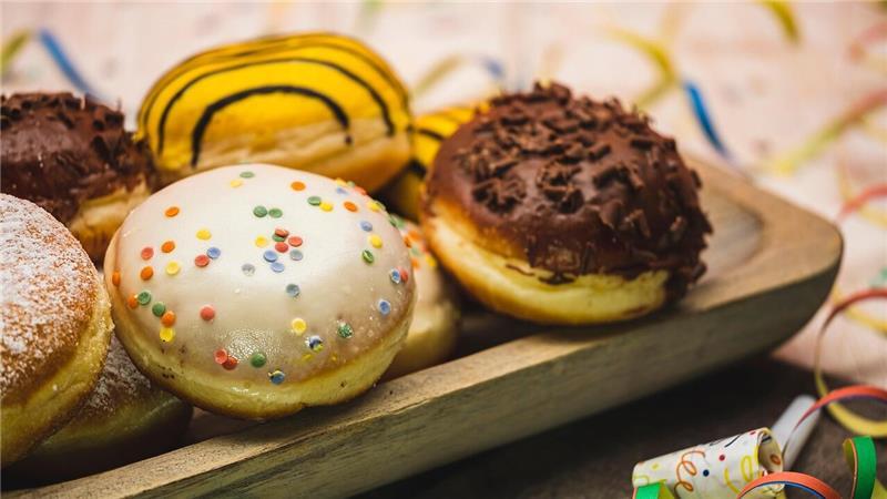 Ob klassisch mit Guss undr Zucker oder mit Eierlikör und Schokolade: Wann die Bäcker im Kreis Stade Berliner und Co. verkaufen, zeigt ein Blick in die Übersicht.