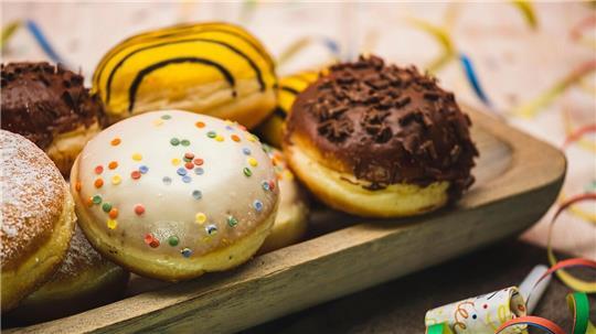Ob klassisch mit Guss undr Zucker oder mit Eierlikör und Schokolade: Wann die Bäcker im Kreis Stade Berliner und Co. verkaufen, zeigt ein Blick in die Übersicht.