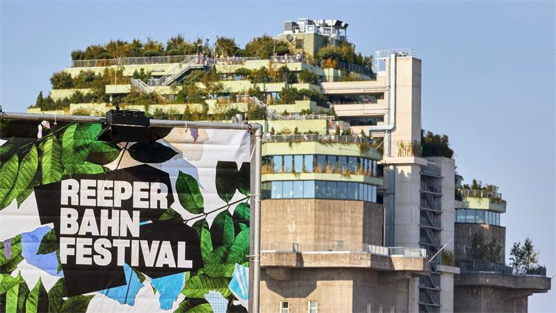 Branche kämpft um Geld - 21. Reeperbahn-Festival startet Ob kleinste Bühnen in den Clubs entlang der Reeperbahn oder große Bühne auf dem Heiligengeistfeld - das Reeperbahn-Festival lockt an vier Tagen mehrere hundert Acts und etwa 45.000 Besuchende nach Hamburg. (Archivbild)