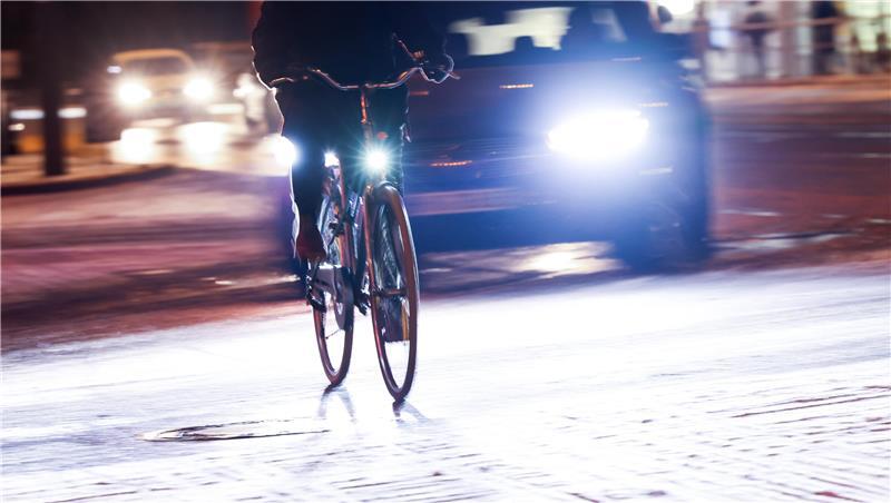 Ob mit Auto, Rad oder Bahn: Schneefall und Glätte sind keine Entschuldigung dafür, zu spät zur Arbeit zu erscheinen.