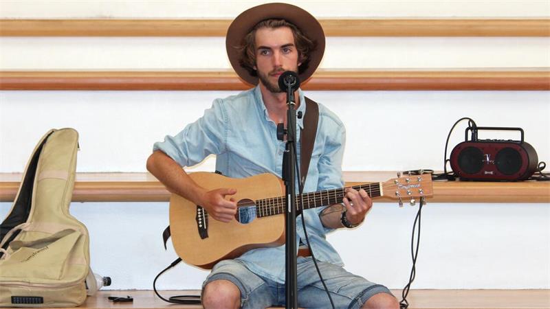 Ob mit Gitarre oder ohne - für das nächste „Open Stage“ im Stadeum werden Talente aus der Region gesucht.