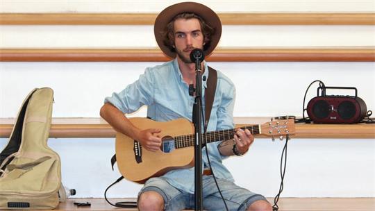 Ob mit Gitarre oder ohne - für das nächste „Open Stage“ im Stadeum werden Talente aus der Region gesucht.