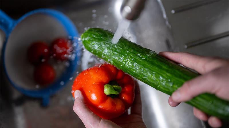 Sparen mit neuem Wassertarif? Diese Hürden gibt es Ob mit dem Wasser Gemüse gewaschen oder ein Pool befüllt wird, sehen die Versorger nicht. (Symbolbild)