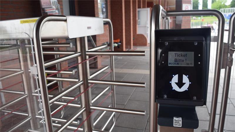 Ob per Smartphone oder ausgedruckt: Das neue Drehkreuz mit QR-Code-Scanner macht den Freibadbesuch komfortabler.
