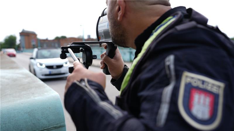 Ob stationär oder mit Messgeräten: In Hamburg sind Tausende Raser an nur einem Tag registriert worden. (Archivbild)