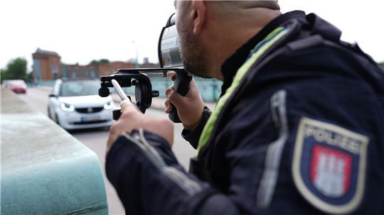 Ob stationär oder mit Messgeräten: In Hamburg sind Tausende Raser an nur einem Tag registriert worden. (Archivbild)