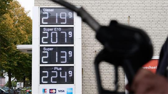 Ob tanken zuletzt billiger oder teurer geworden ist, kommt auf den Kraftstoff an. (Archivbild)