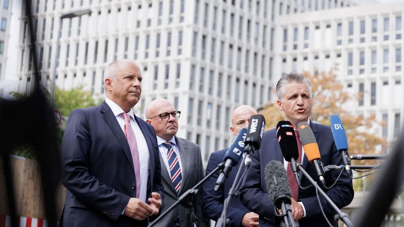 Ob umfassende Zurückweisungen an der Grenze möglich wären, war 2015 schon einmal im Bundesinnenministerium geprüft worden. Die damalige Bundeskanzlerin Angela Merkel (CDU) traf allerdings die politische Entscheidung, diesen Weg nicht weiterzuverfolgen.