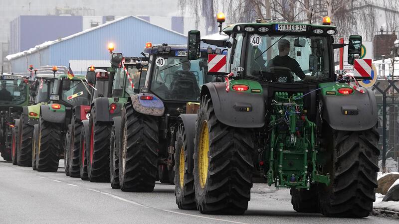 Polizei warnt Autofahrer: 1500 Trecker verstopfen am Montag Straßen nach Hamburg Ob wie hier am 11. Januar auch Landwirte aus dem Kreis Stade Kolonne nach Hamburg fahren, blieb noch unklar.