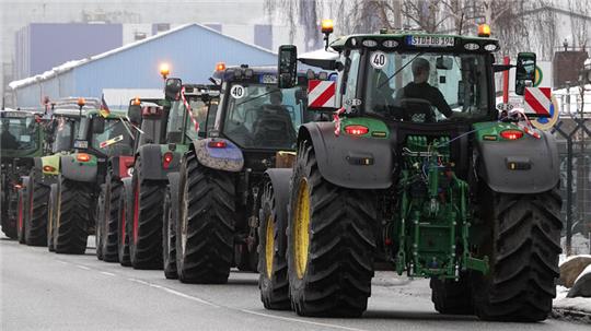 Ob wie hier am 11. Januar auch Landwirte aus dem Kreis Stade Kolonne nach Hamburg fahren, blieb noch unklar.