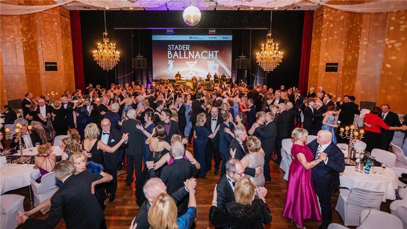 Ob zu Walzer oder Pop-Musik: Die Ballgäste hatten sichtlich Spaß am Tanzen.