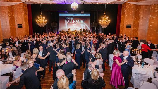 Ob zu Walzer oder Pop-Musik: Die Ballgäste hatten sichtlich Spaß am Tanzen.