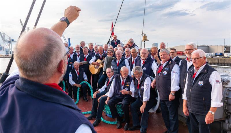 Jork ehrt Shantymen Uwe Richters und Günter Gröbel mit dem Bürgerpreis Ob zur See oder in der Festhalle: Der Altländer Shanty-Chor lässt seit 1981 die alten Seefahrerlieder weiterleben.