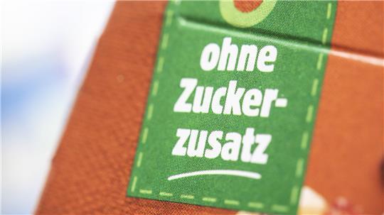 Obacht: Aufschriften wie „Ohne Zuckerzusatz“ oder „Süße nur aus Früchten“ klingen gesund – sagen aber wenig über den tatsächlichen Zuckergehalt aus.