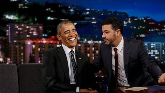 Obama - hier in einer Sendung mit Kimmel - wirft der Trump-Regierung vor, Kritiker mundtot machen zu wollen. (Archivbild)
