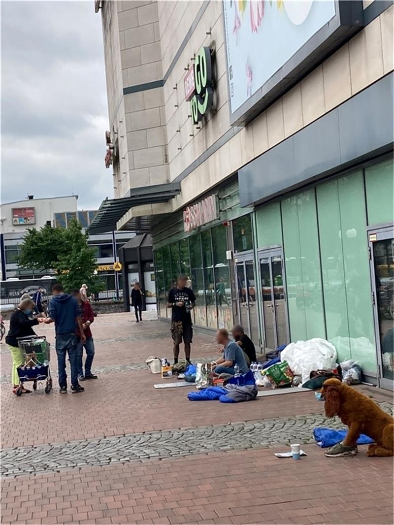 Obdachlose haben am Bahnhof Altona ihr Lager aufgeschlagen. Foto: Sonnleitner