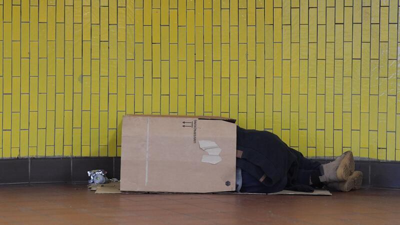 Obdachlose sind nach Angaben des Hamburger Senats oft anfälliger für Krankheiten.