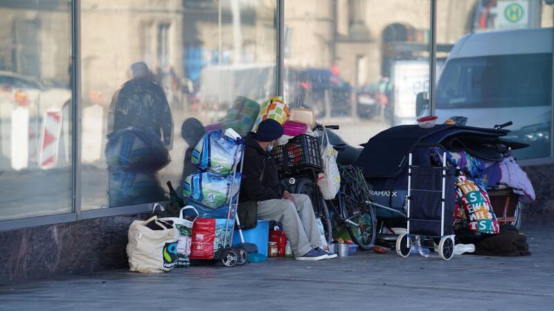 Winternotprogramm in Hamburg bei Minusgraden länger geöffnet Obdachlose sitzen vor einem leerstehenden Geschäft in der Innenstadt.
