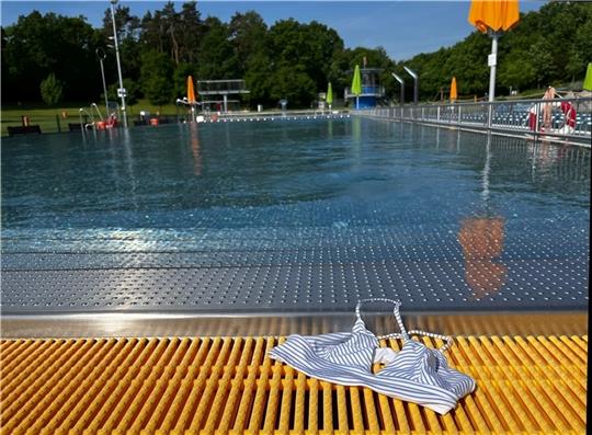 Oben ohne – das kommt im Buxtehuder Freibad nicht (mehr) vor. Das Bikinioberteil wurde nur für das Foto am Beckenrand abgelegt. Fotos: Richter