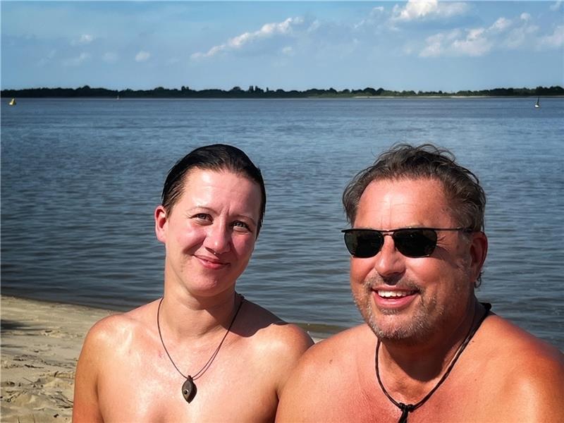 Oben ohne ins Freibad? Was die TAGEBLATT-User davon halten Oben ohne für alle: Miriam Gerken und Torsten Rust sind ganz klar dafür. Am Nordende des Bassenflether Strands tragen sie ohnehin nur ihre Halsketten.