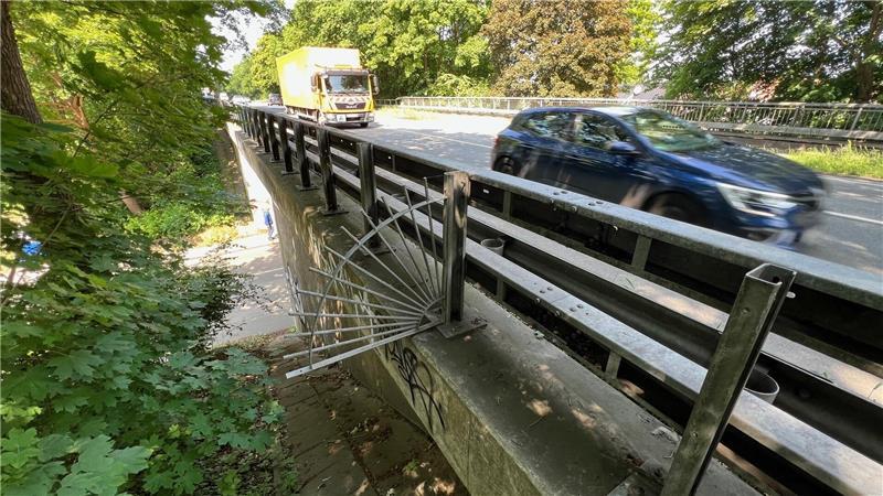 Oben rollt der Verkehr auf der Bundesstraße 73, unter auf der Harsefelder Straße. Die Brücke der Bundesstraße muss ersetzt werden. Das hat Folgen.