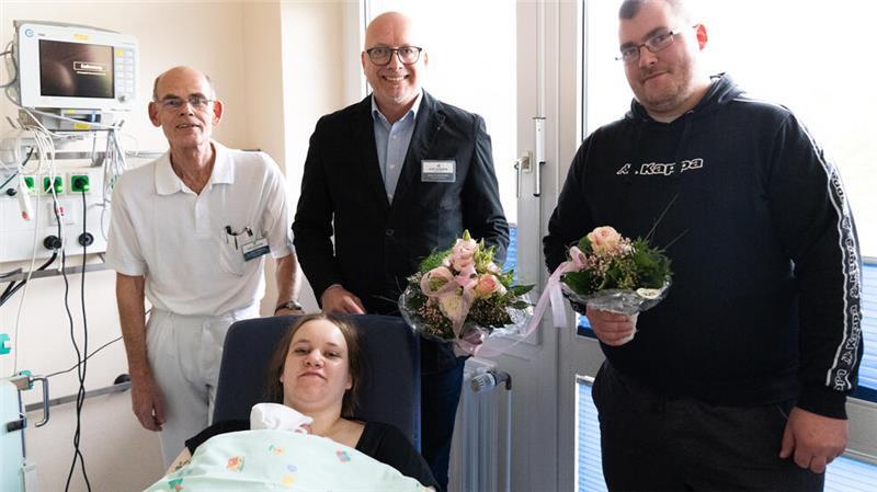 Oberarzt Dr. Ulrich Wiethölter und Pflegedienstleiter Marco Kieckhöfel (von links) gratulieren den jungen Eltern der kleinen Malea, die als 1000. Baby im Elbe Klinikum Stade zur Welt kam.