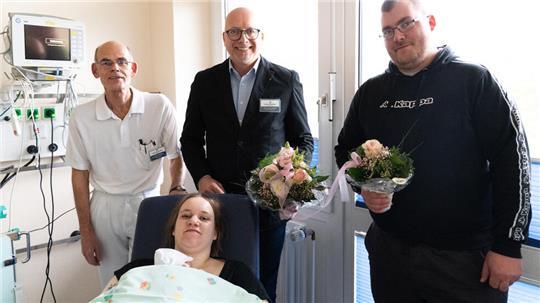 Oberarzt Dr. Ulrich Wiethölter und Pflegedienstleiter Marco Kieckhöfel (von links) gratulieren den jungen Eltern der kleinen Malea, die als 1000. Baby im Elbe Klinikum Stade zur Welt kam.
