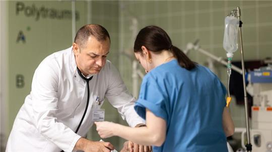 Oberarzt Goran Jordanoski fühlt sich wohl im Krankenhaus Sondershausen in Thüringen.