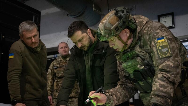 Krieg gegen die Ukraine: So ist die Lage Oberbefehlshaber Olexander Syrskyj (r), den Selenskyj (M) Medienberichten zufolge nach Streitigkeiten mit dessen Vorgänger auf den Posten gesetzt hat, trägt die Umbesetzung seines Umfelds zumindest in der Öffentlichkeit voll mit.