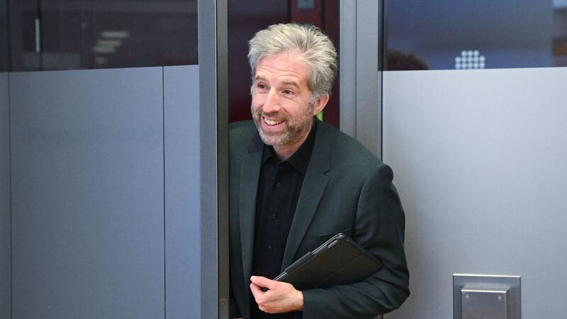 Oberbürgermeister Boris Palmer kommt zur Pressekonferenz im Tübinger Landratsamt.