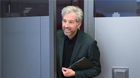 Oberbürgermeister Boris Palmer kommt zur Pressekonferenz im Tübinger Landratsamt.