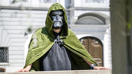 Oberbürgermeister Jan Rothenbacher wirbt als Bösewicht „Doctor Doom“ dafür, dass der nächste Marvel-Film in Memmingen Premiere feiert.