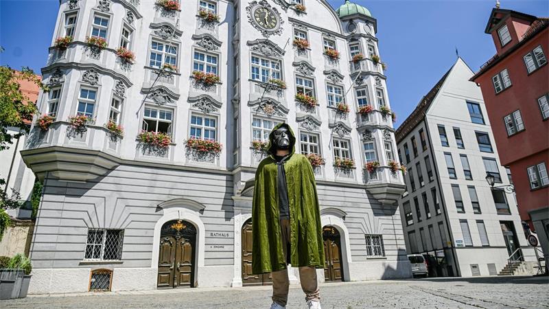Oberbürgermeister Jan Rothenbacher wirbt als Bösewicht „Doctor Doom“ dafür, dass der nächste Marvel-Film in Memmingen Premiere feiert.