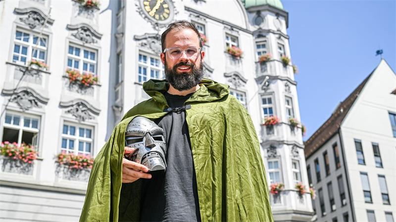 Memmingen lädt Marvel mit Humor-Video zum Avengers-Start ein Oberbürgermeister Jan Rothenbacher wirbt als Bösewicht „Doctor Doom“ dafür, dass der nächste Marvel-Film in Memmingen Premiere feiert.