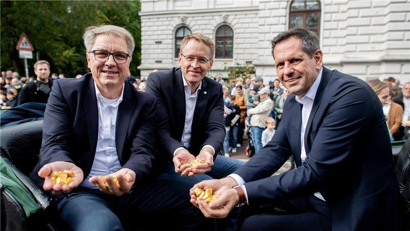 Lies und Günther bei Kramermarkt-Umzug dabei Oberbürgermeister Jürgen Krogmann (SPD) sowie die Ministerpräsidenten Daniel Günther (CDU) und Olaf Lies (SPD) sitzen in der Kutsche des Festumzugs zum diesjährigen Kramermarkt in Oldenburg.