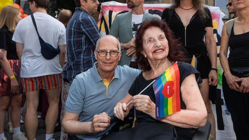 Airbus-Mitarbeiter setzen Zeichen beim CSD in Hamburg Oberbürgermeister Peter Tschentscher tauschte sich auch mit Autorin Peggy Parnass aus.