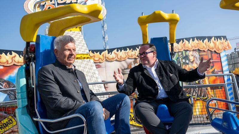 Wiesn-Countdown: Viel Bier, kein Joint - und mehr Sicherheit Oberbürgermeister und Festleiter testen vor dem Start ein Fahrgeschäft.