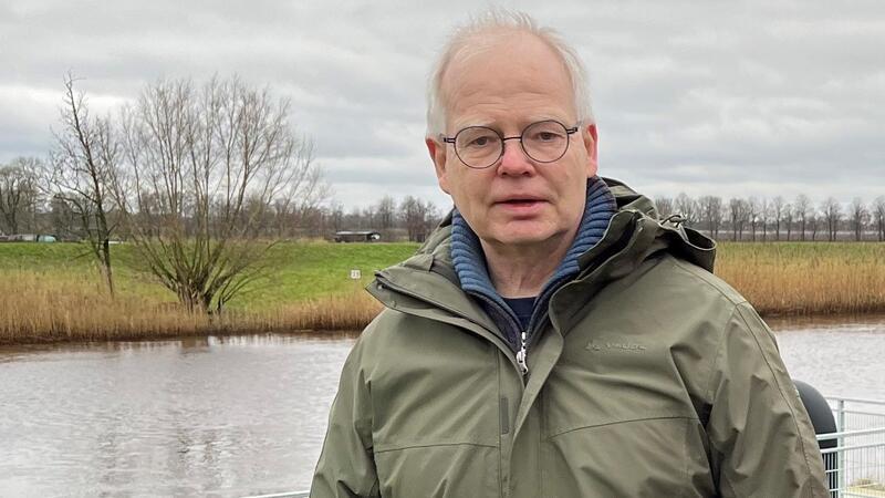Oberdeichgraf Dr. Albert Boehlke auf dem festen Ostedeich.