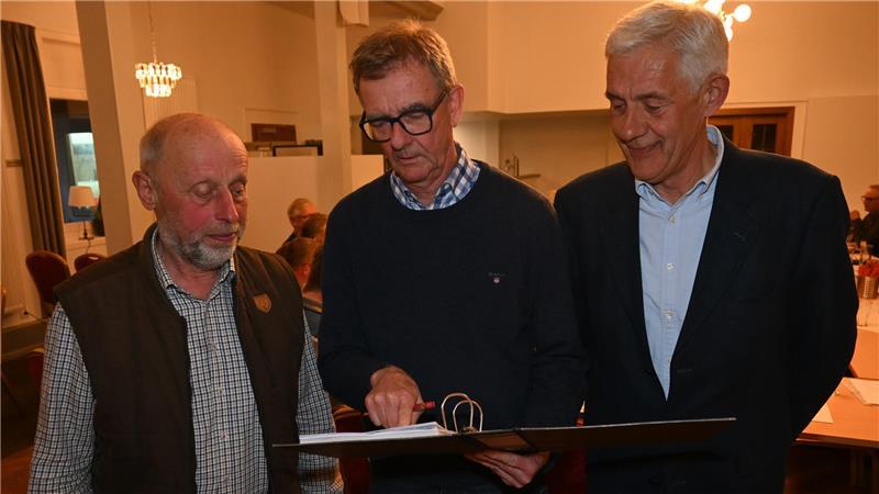 Altländer wollen Sand aus den Tiefen der Elbe für Deichbau nutzen Oberdeichrichter Dierk König (Stade) mit seinen Stellvertretern Hans Baltha Schacht (Hollern-Twielenfleth) und Günther Pape aus Grünendeich-Steinkirchen (von links).