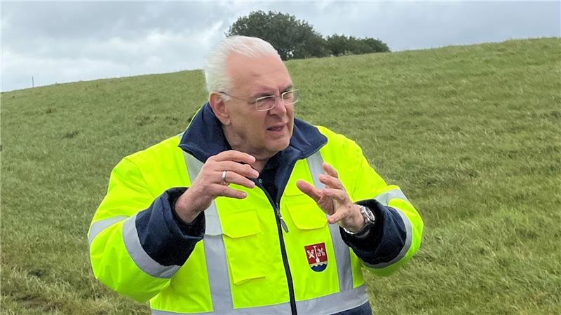 Kommt das Mega-Sperrwerk in der Elbmündung? Oberdeichrichter Wilhelm Ulferts befürwortet die Prüfung eines Sperrwerks in der Elbmündung.