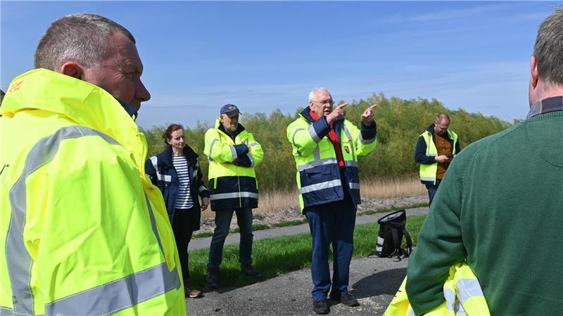 Der Elbdeich ist sicher - und trotzdem gibt es immer wieder Ärger Oberdeichrichter Wilhelm Ulferts erläutert die Pläne auf Hahnöfersand, unter anderem für ein 6,5 Hektar großes Kleilager.