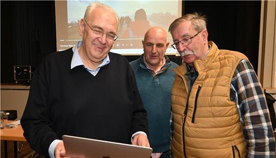 Oberdeichrichter Wilhelm Ulferts mit seinen Stellvertretern Hans-Jürgen Bremer und Hans-Jürgen Lindner (von links).