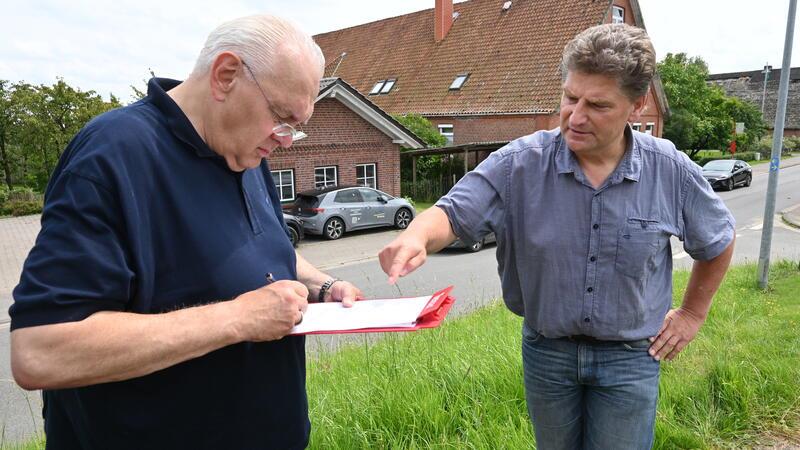 Schwachstelle beseitigt: Darum ist der Deichbau in Neuenkirchen so schwierig Oberdeichrichter Wilhelm Ulferts und Jan Berndt vom NLWKN bei der Unterzeichnung des Abnahmeprotokolls (von links).