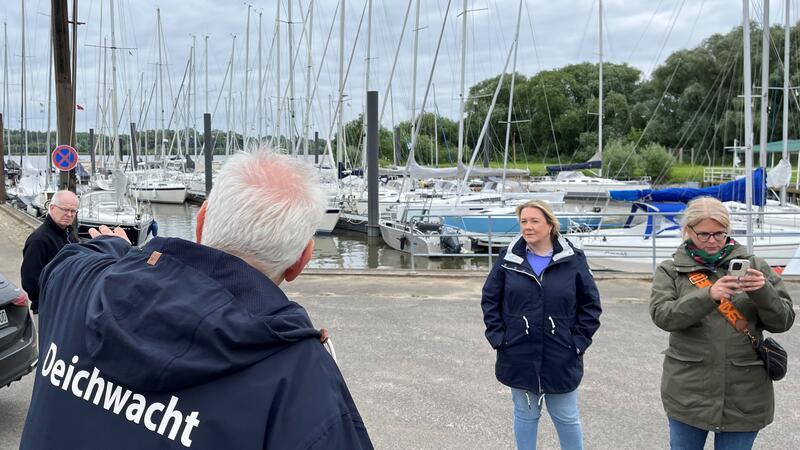 Oberdeichrichter Wilhelm Ulferts will den Yachthafen Neuenschleuse im Winter für den Kleiumschlag nutzen. 300.000 Kubikmeter Klei sollen auf einer Fläche von sechs Hektar gelagert werden. Das Material soll über Schuten im Hafen Neuenschleuse angelandet werden. Damit werden Lkw-Transporte vermieden.