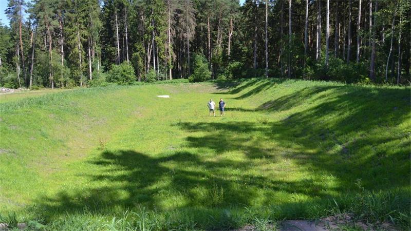 Obere-Oste-Geschäftsführer Wilhelm Meyer (links) und technischer Leiter Jascha Murck im Sickerbecken, das 1600 Quadratmeter misst.