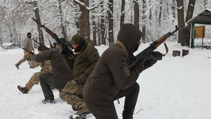 Oberfeldwebel der Einheiten des Operativen und Territorialen Kommandos Ost der ukrainischen Nationalgarde erhalten eine Spezialausbildung unter Feldbedingungen.