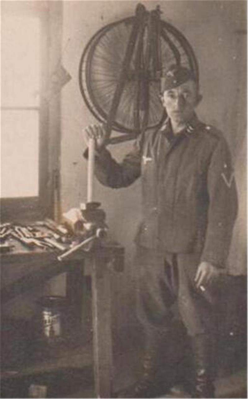Das tragische Ende von Gerken Hini auf Kreta Obergefreiter Hinrich Brunkhorst in seiner Kriegswerkstatt. Brunkhorst tat Dienst in einer Luftwaffen-Baukompanie. Foto: Borchers